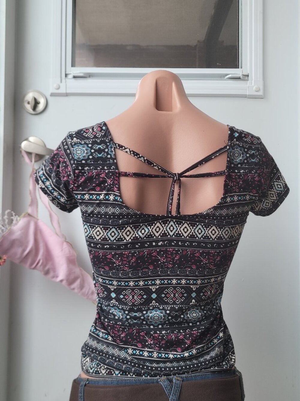 Geometric Print Ribbon Backless Slim Fit T-shirts - Picture 2 of 6